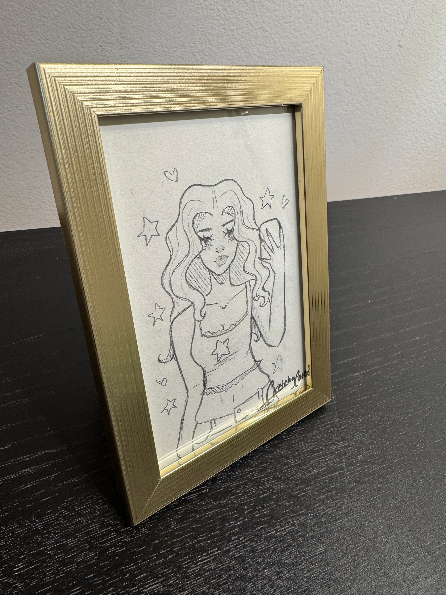 Dessin original et exemplaire unique crée par Sketchycore, format 110mm x 165mm avec son cadre