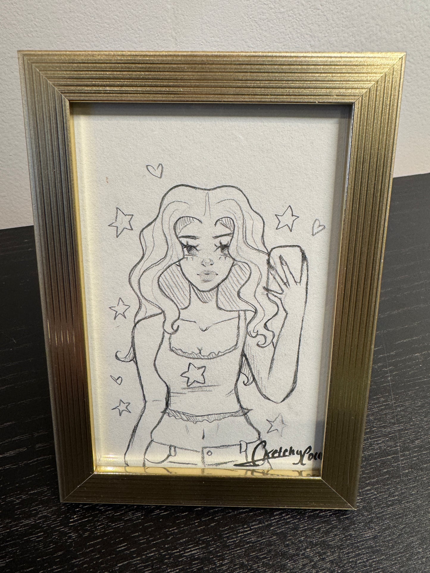 Dessin original et exemplaire unique crée par Sketchycore, format 110mm x 165mm avec son cadre