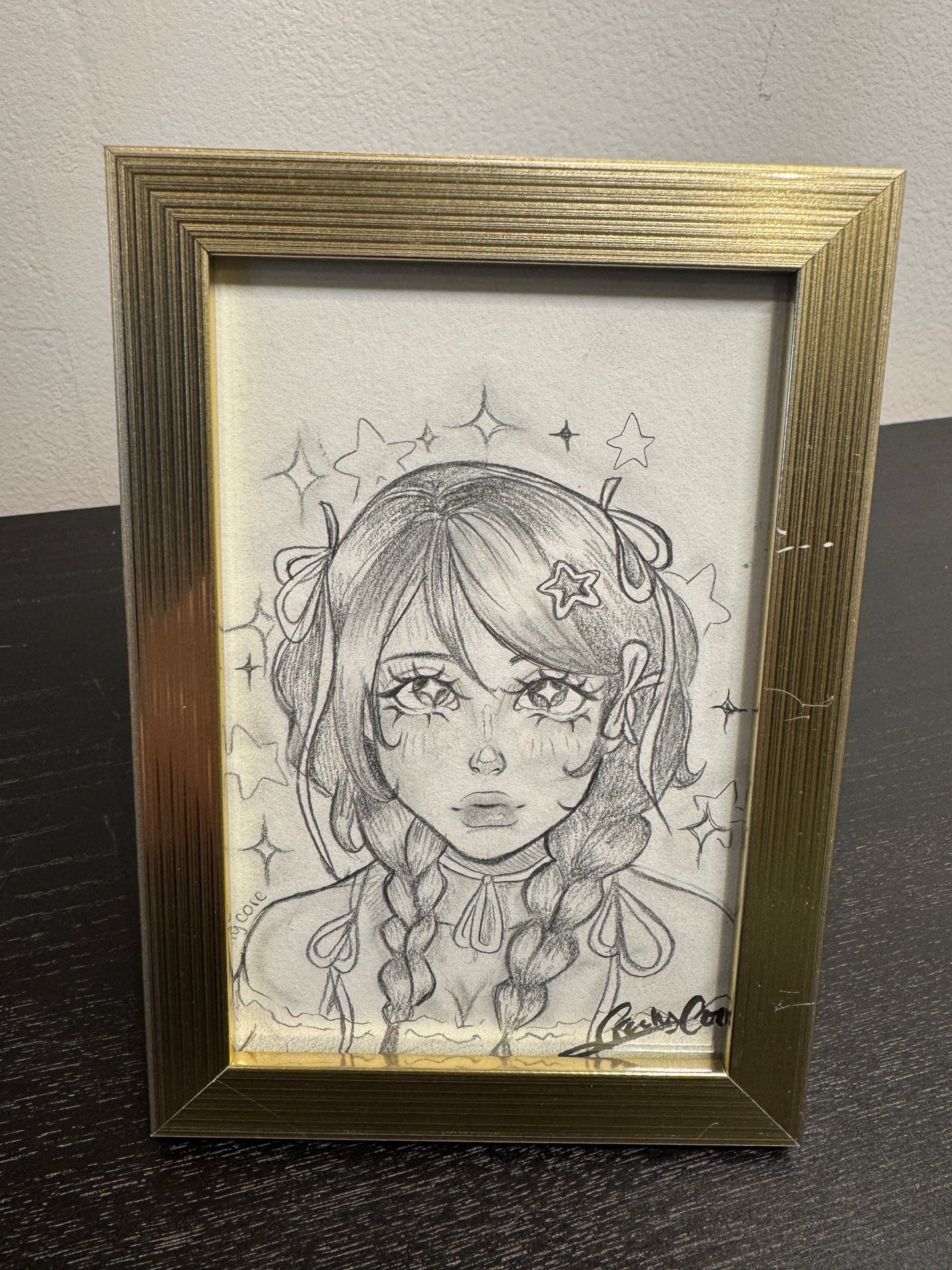 Dessin original et exemplaire unique crée par Sketchycore, format 110mm x 165mm avec son cadre