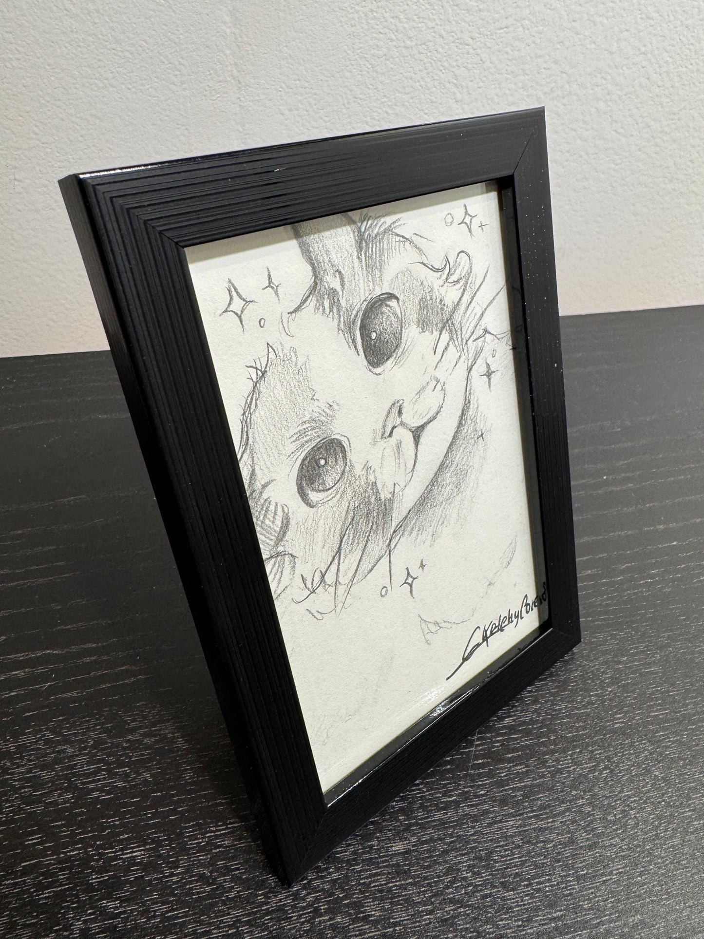 Dessin original et exemplaire unique crée par Sketchycore, format 110mm x 165mm avec son cadre